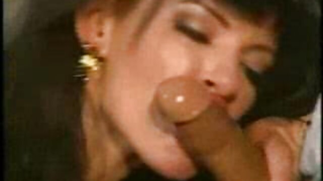Une rousse aux gros seins enlève sa lingerie et se branle avec des talons en nylon xxx film entier