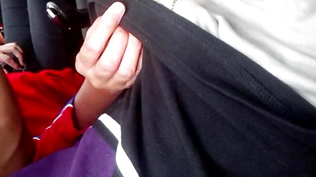 MILF sexy joue avec trois film x en francais entier godes
