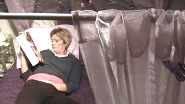 Plus profond. Mari parle au film porno en entier gratuit téléphone avec sa femme en trichant